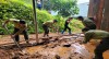 Hạt Kiểm lâm khu vực V hỗ trợ nhân dân thôn Nà Chác, xã Nà Hang, tỉnh Tuyên Quang khắc phục hậu quả sau mưa bão