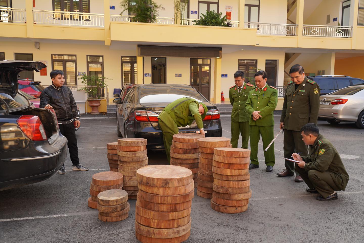 Phối hợp thu giữ lâm sản vận chuyển trái pháp luật