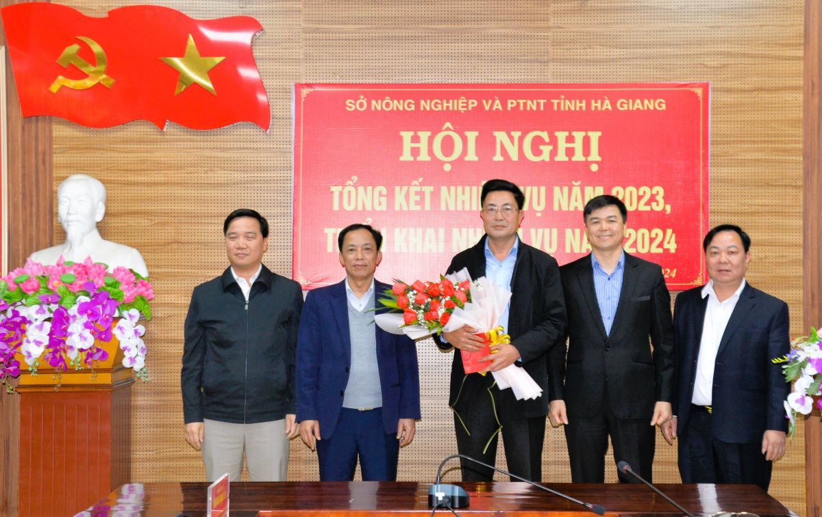 LĐ Sở tặng hoa chia tay đồng chí Nguyễn Trung Hiếu