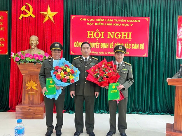 Chi cục Kiểm lâm tỉnh Tuyên Quang công bố các quyết định về công tác cán bộ