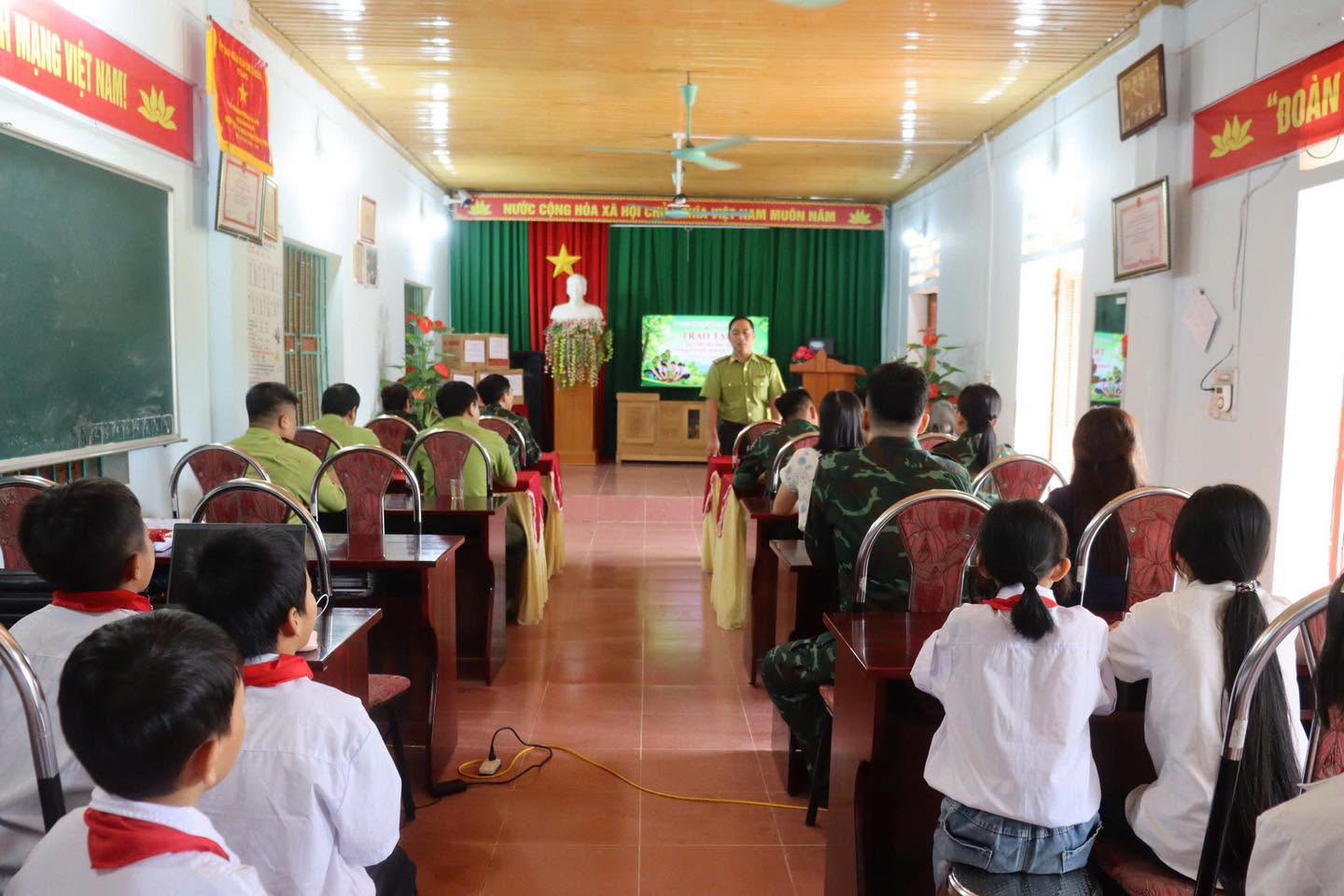 co the la hinh anh ve mot hoac nhieu nguoi va van ban 1