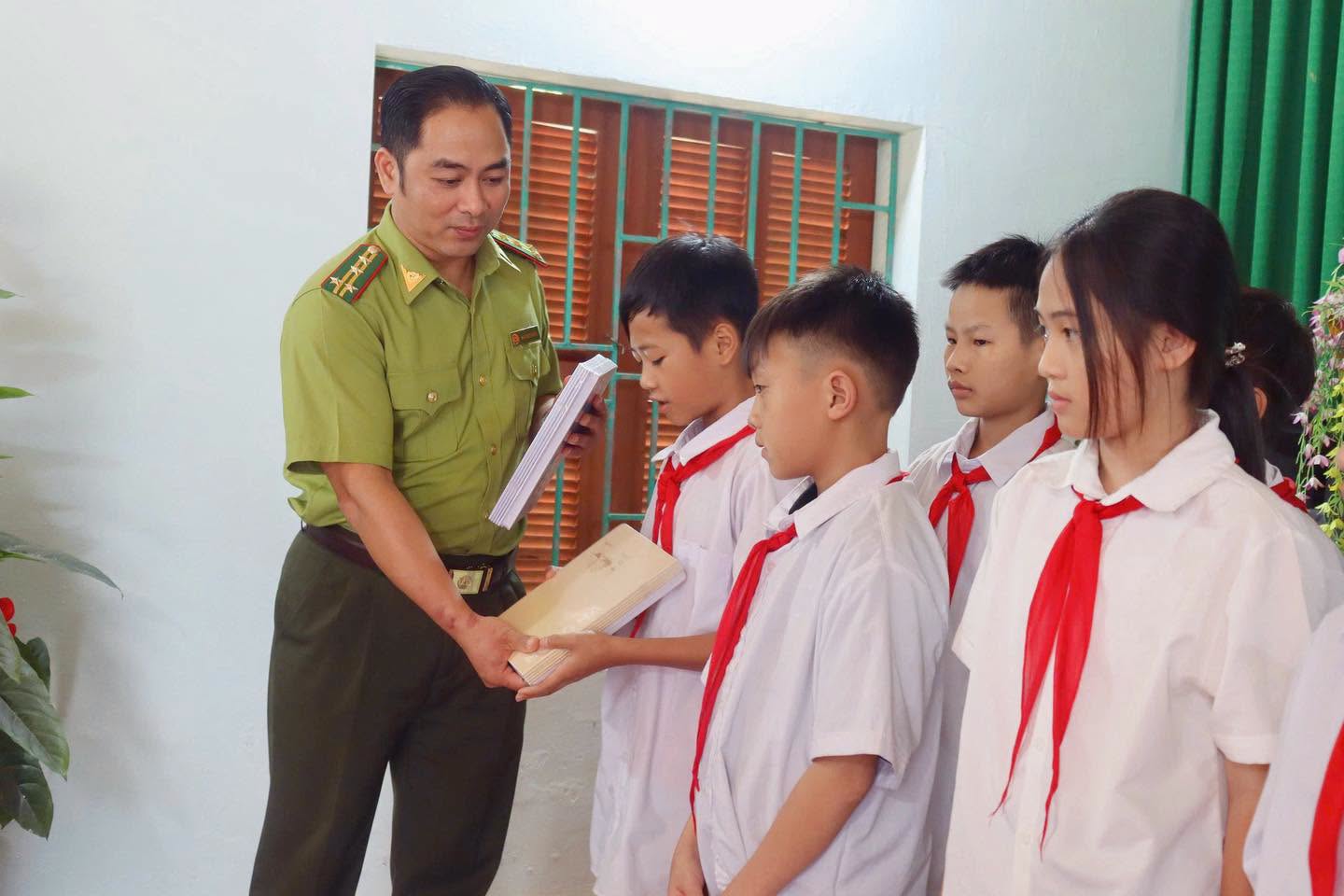 co the la hinh anh ve mot hoac nhieu nguoi va van ban 2