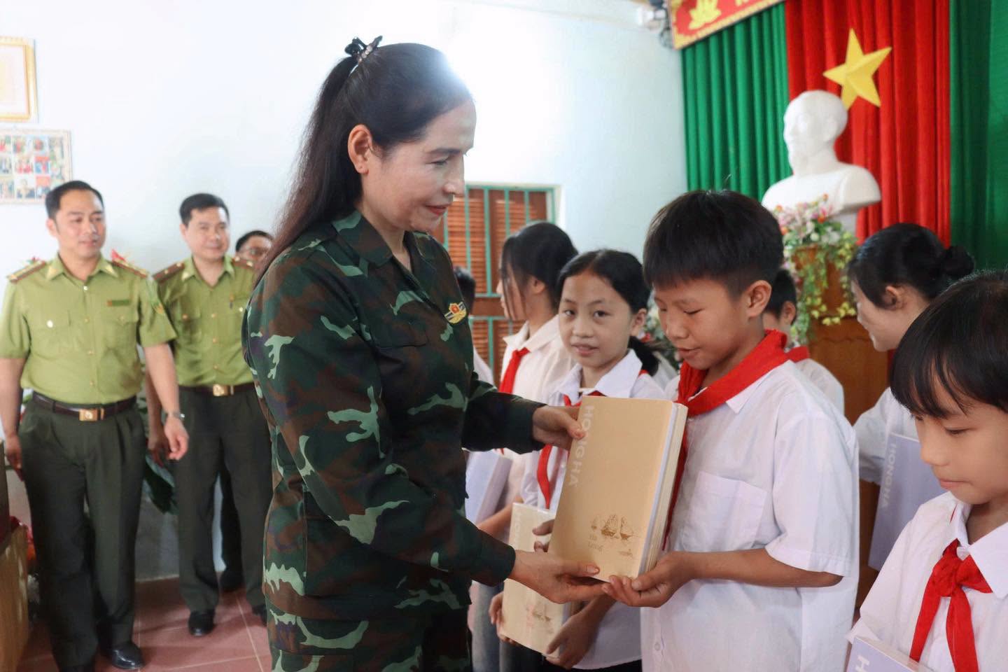 co the la hinh anh ve mot hoac nhieu nguoi va van ban 3