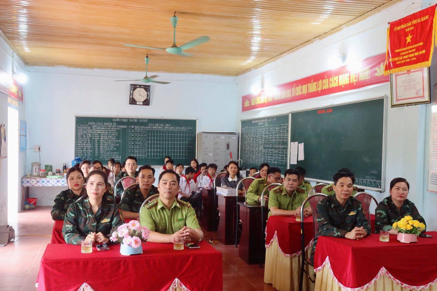 co the la hinh anh ve mot hoac nhieu nguoi va van ban