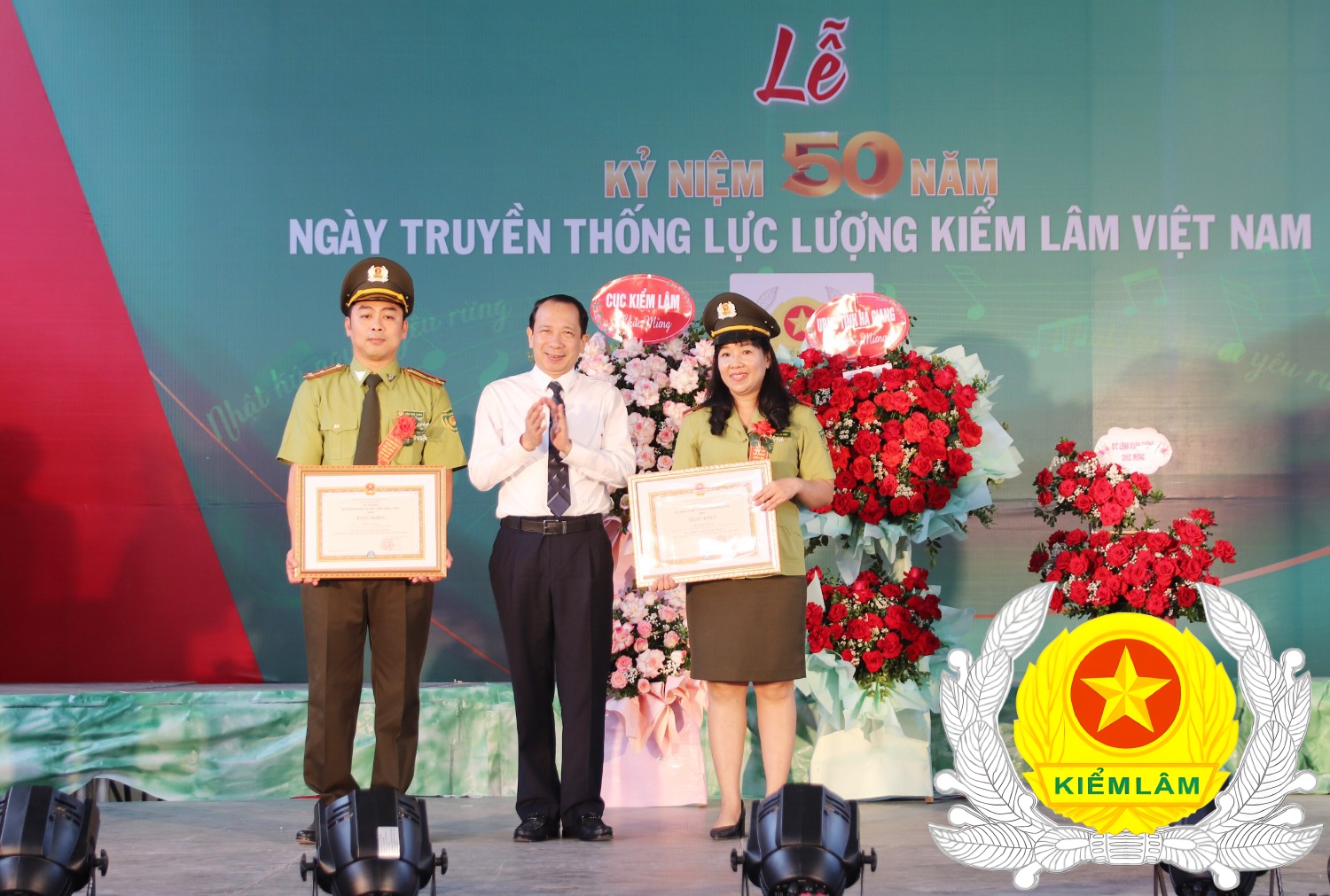 Trang tặng bằng khen UBND tỉnh