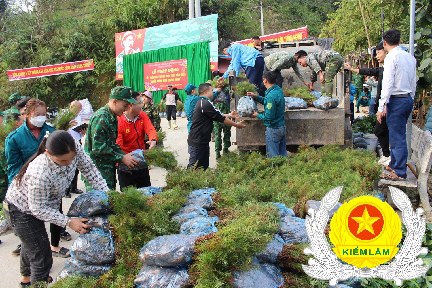 Ảnh Dâng hương và Trồng cây tại xã Thanh Thuỷ huyện Vị Xuyên